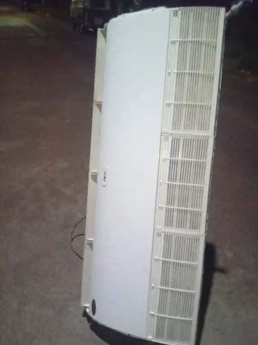 Vendo ar-condicionado funcionando as tampa do lado tem só tá trincado R$2000 tem suporte