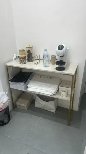 Vendo aparador com estrutura de ferro dourada