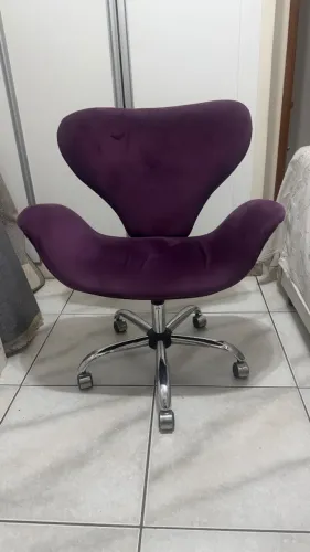 Poltrona Cadeira Swan Office Giratória com Rodízios - Veludo Roxo