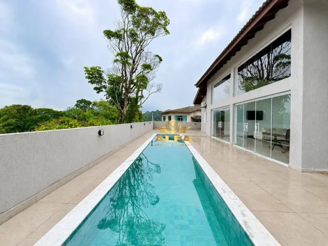 Casa à venda em condomínio fechado na praia da Enseada