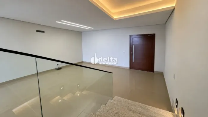 Casa com 3 quartos sendo 1 suíte disponível para venda no bairro Aclimação em Uberlândia-M