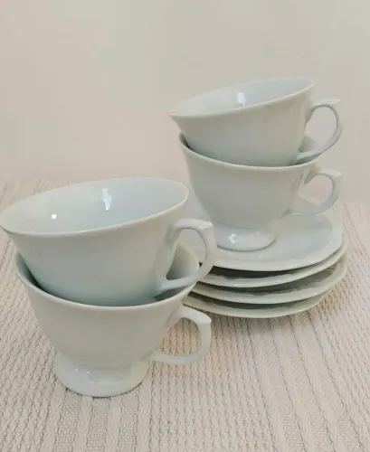 4 xícaras de chá com pires em porcelana branca