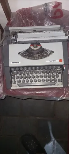 Máquina de escrever portátil Olivetti
