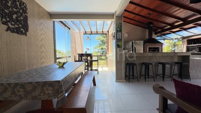 Casa Residencial com 6 quartos sendo 2 suítes com 270m² na Praia Brava, Florianópolis.