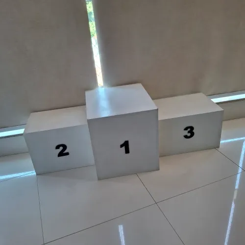 Pódio para premiação esportiva infantil