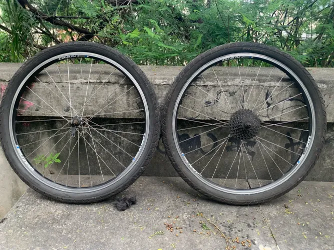 Vendo par de rodas original giant pneus e câmaras novas