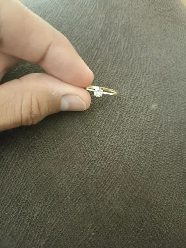 Anel de ouro solitário
