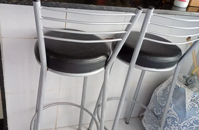 Banqueta alta 75 cm prata e preto