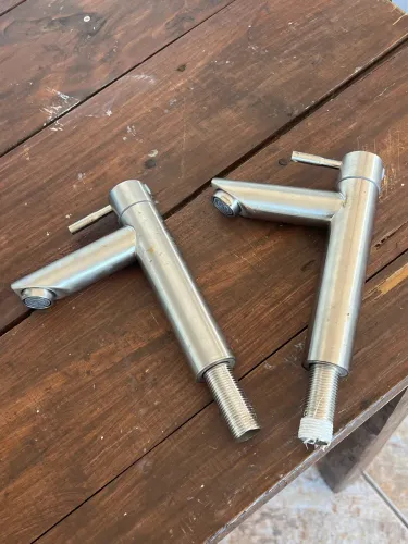 2 Torneiras de metal