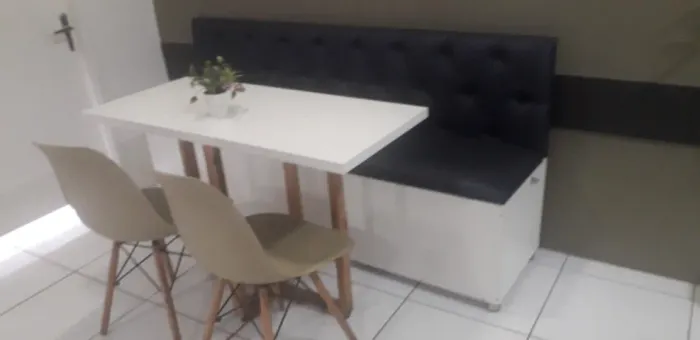 conj. de mesa com duas cadeiras Eiffel e sofá com baú