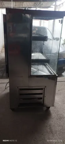Vitrine refrigerada c/rodinhas 