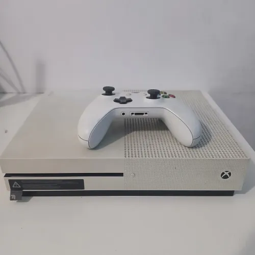Xbox One S 365 GB + Controle Original + Fonte + HDMI