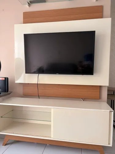 Rack para TV com Painel - Branco e Amadeirado - Ótimo Estado