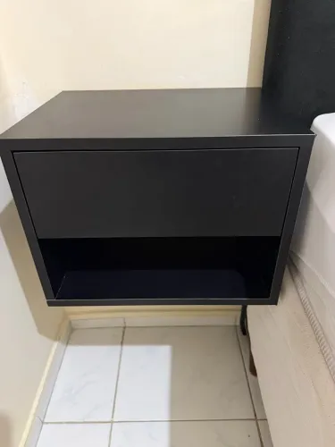Mesa de cabeceira suspensa com gaveta, sem avarias 150,00 pra vender logo