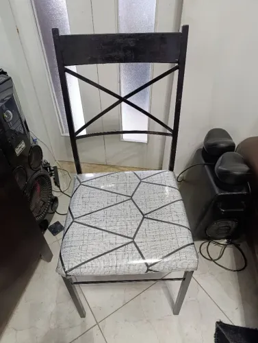 Lote com 5 cadeiras de ferro 