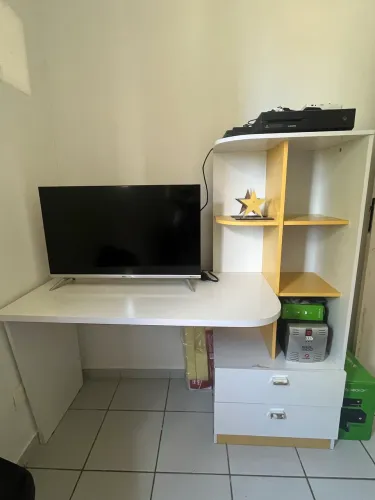 Vendo escrivaninha em ótimo estado sem marcas de uso 