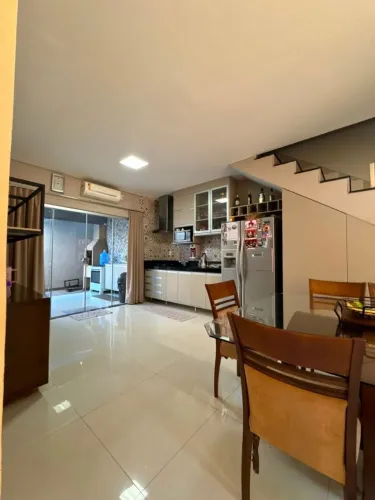 Vende-se sobrado com 3/4 sendo uma suíte no bairro Jardim Califórnia em Cuiabá MT