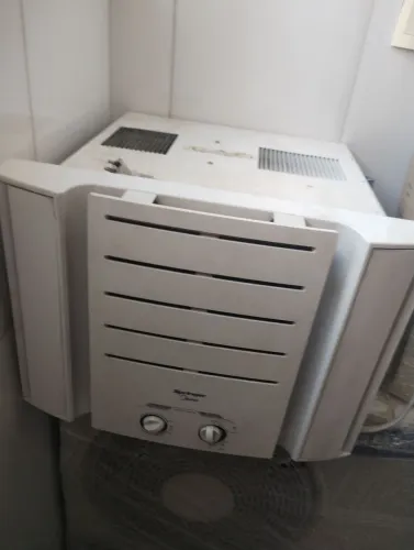 Vendo ar condicionado 10.000 BTUs semi novo, funcionando perfeitamente. Posso entregar.