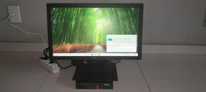 Mini pc lenovo ThinkCentre M720q e Monitor Dell 19 polegadas.