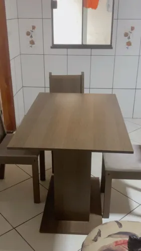 Mesa com 3 cadeiras 
