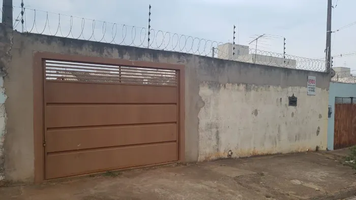 Terreno plano todo murado e com portão basculante,.