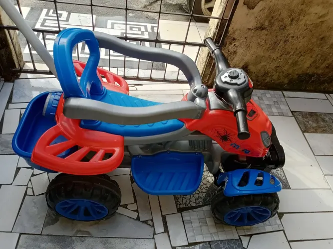 Motinha do homem aranha semi nova