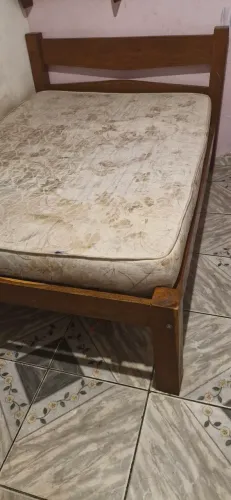 Cama de madeira casal