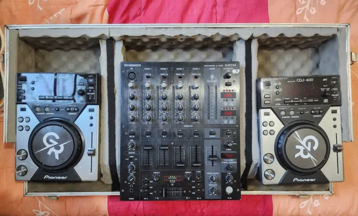 Par CDJ 400 e Mixer Behringer DJX 750