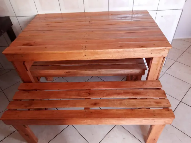 Conjunto de mesa e bancos rústicos