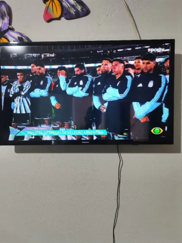 TV Samsung smart 32 sem detalhes com controle e cabo