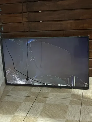 TV LG 43? 4K Smart TV Quebrada Para Peças