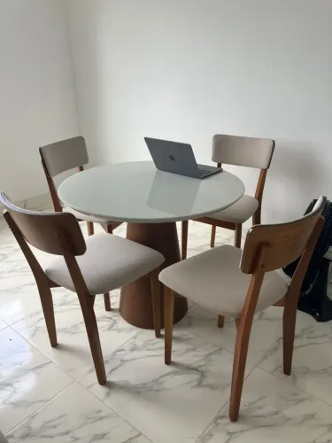 Mesa Redonda 90cm leitosa com 4 cadeiras premium Smarçaro Móveis