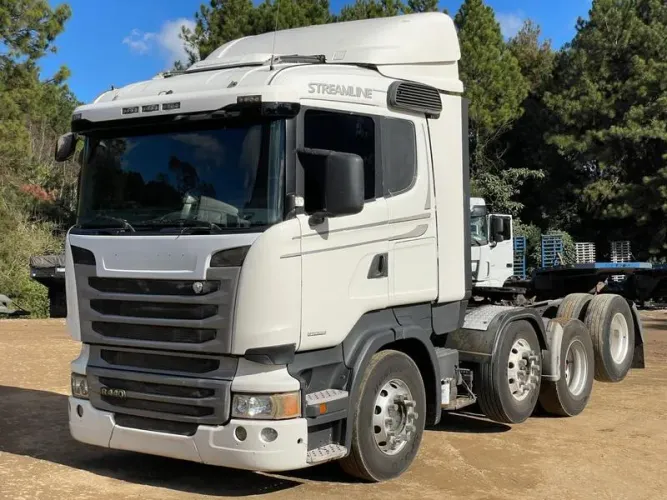 SCANIA R440 8X2 ANO 2015 - COM 2° EIXO DIRECIONAL + CHAPEU + DEFLETOR DE AR - REPASSE