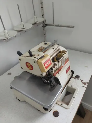Máquina Overloque Industrial NISSIN com Mesa