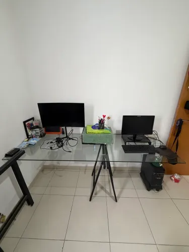 Mesa de vidro com cavaletes