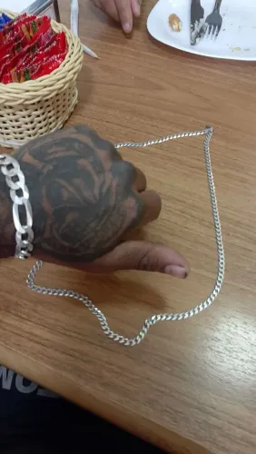 Olá sou Vitor estou vendendo minhas prata por 600 reais uma de pulso e de pescoço