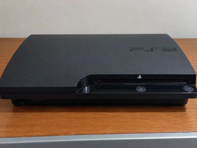 PS3 DESBLOQUEADO, SEMI NOVO COM + 4 CONTROLES