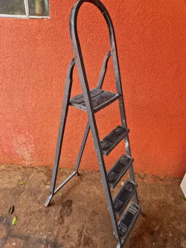 Escada de ferro boa ta perfeita somente 170 reais