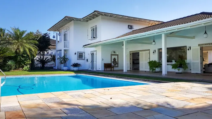 Casa à venda perto da praia da Enseada em Guarujá.