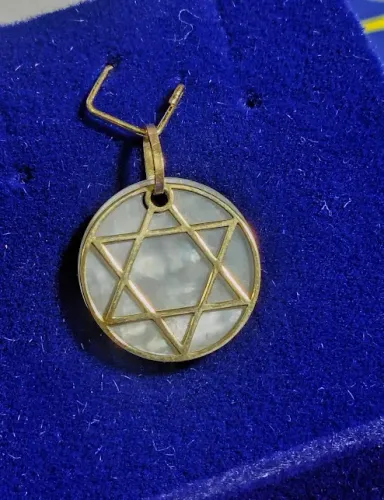 Pingente Estrela de Davi com Madrepérola Ouro 18 Kilates Peso 0.90 Grama 15 mm