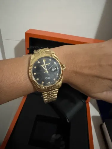 Relógio de luxo dourado novo