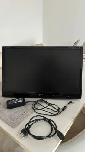 Monitor LG 22 pol. Full HD HDMI/VGA 60Hz + (Suporte de Parede de BRINDE)