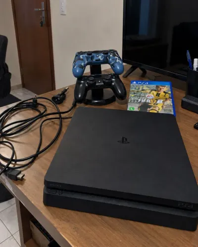 PS4 Slim 1TB + 2 Controles + FIFA 17 | Nunca Aberto
