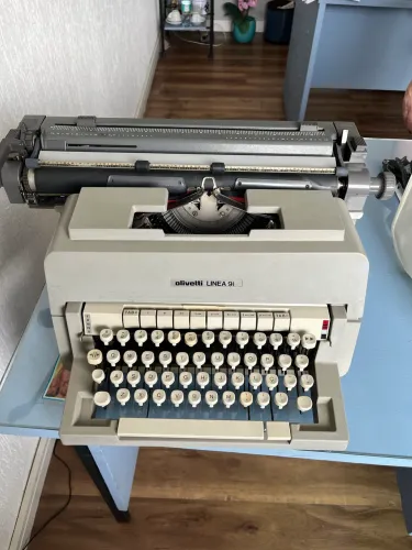 Máquina de Escrever Olivetti Linea 98