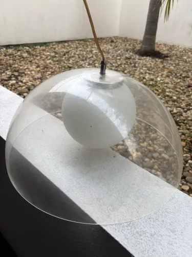 Lustre Pendente com Cúpula em Acrílico e Globo de Vidro