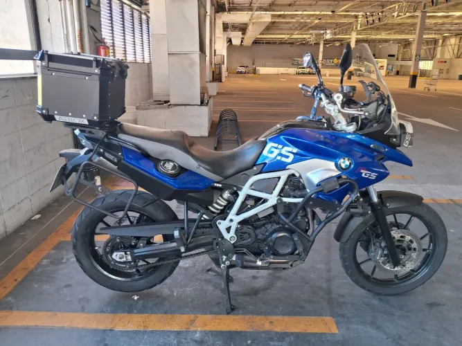 BMW GS 700F com manutenções em dia.