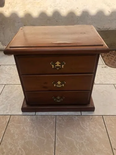 Mesa De Cabeceira Com 3 Gavetas Puxadores Dourados