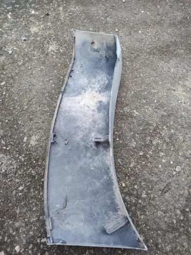 Alargador ponteira paralama Toyota Hilux lado E.