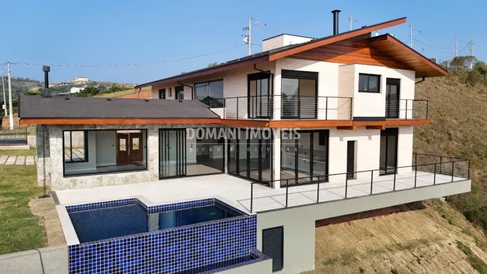 Luxuosa Casa em Condomínio Fechado na Região de Descansópolis - Campos do Jordão/SP