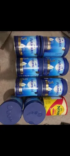 Vende lata vazias de leite para artesanato